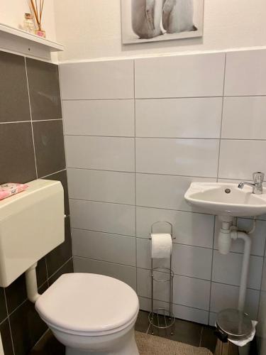 Toilette im Erdgeschoss/Toilet beneden